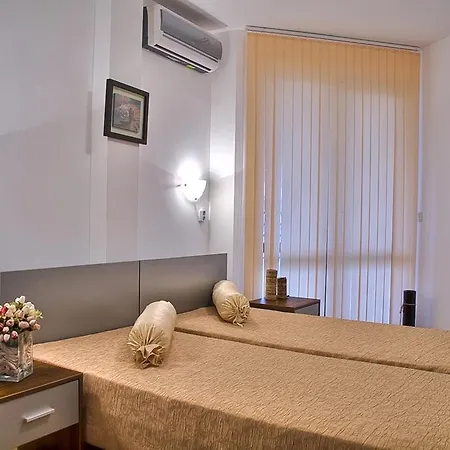 فيلة Montemar Villas *